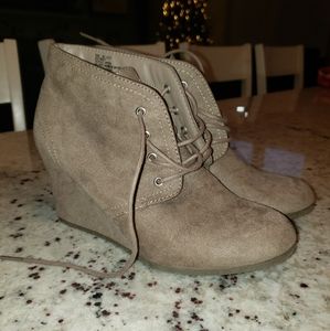 Arizona Womens Lilly Wedge Heel Lace-up Bootie